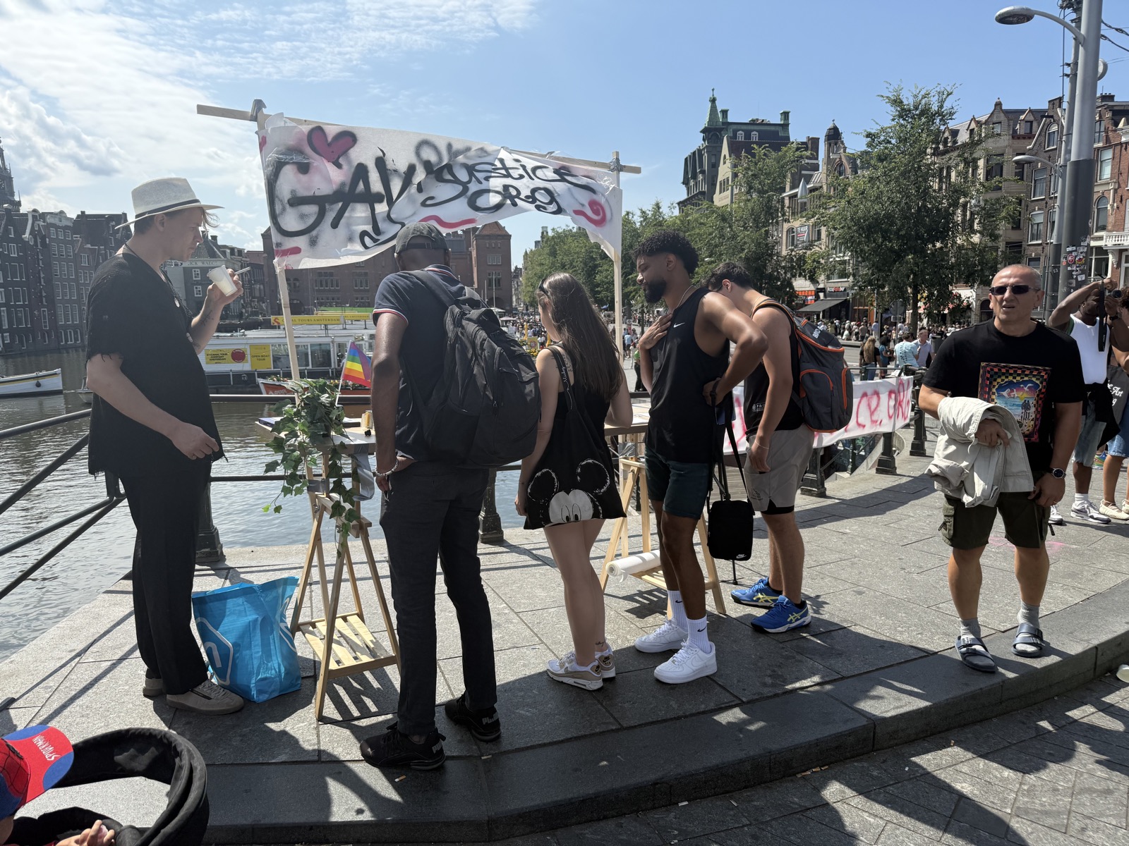 Handtekeningen verzameld tijdens Pride Amsterdam 2026 voor de campagne van GayJustice.org die oproept tot onafhankelijk onderzoek naar beschuldigingen van politie-intimidatie, discriminatie en institutionele verantwoordelijkheid.